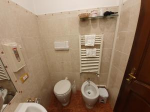 a small bathroom with a toilet and a bidet at Casa Alla Fenice in Venice