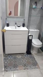 a bathroom with a white sink and a toilet at SUPERBE T3 RIVIERA DEL SOL Plage et commerces 4mn in Mijas