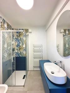 bagno con lavandino e doccia di WH - Bilocale Lamarmora con giardino a Sanremo