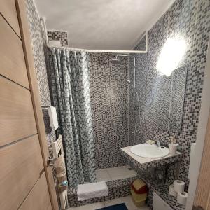 クルジュ・ナポカにあるFARMEC Apartamentのバスルーム(シンク、シャワー付)