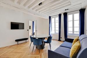 Pick A Flat's Apartment in Jardin du Luxembourg - Rue Royer Collard في باريس: غرفة معيشة مع أريكة وطاولة