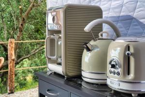 una tostadora y una maleta encima de una mesa en luxury dome tents ikaria ap'esso2, en Raches