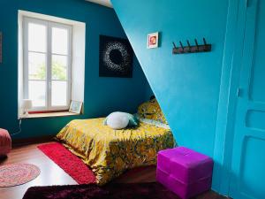 sypialnia z łóżkiem w niebieskim pokoju w obiekcie La Poterie w mieście Carresse