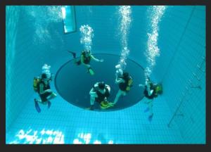 un grupo de personas en un círculo en el agua en Appartement Le Patio en Chauvigny