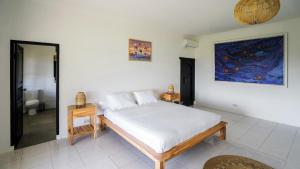 Postel nebo postele na pokoji v ubytování The Lavana Villa Lombok Sunset + 31 fotografií