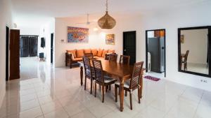 TV a/nebo společenská místnost v ubytování The Lavana Villa Lombok Sunset