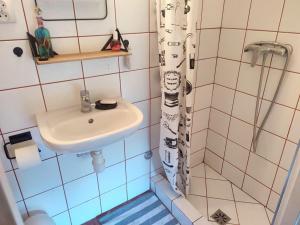 a small bathroom with a sink and a shower at Domek nad Poranną Rosą in Garbatka-Letnisko