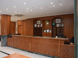 un'aula di tribunale con pannelli in legno e un grande bancone di Marbella Hotel a Jounieh