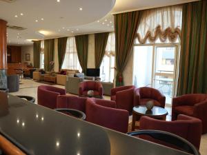 eine Hotellobby mit Stühlen und ein Wartezimmer in der Unterkunft Marbella Hotel in Jounieh