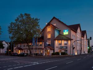 ein Gebäude an der Ecke einer Straße in der Unterkunft Sure Hotel by Best Western Hilden-Düsseldorf in Hilden