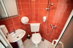 Uma casa de banho em All in Hostel