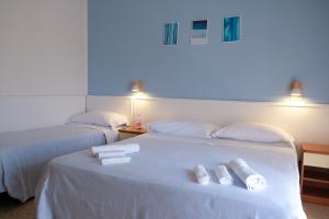 Un pat sau paturi într-o cameră la Hotel Vienna