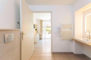 阿蓋－聖拉斐爾的住宿－瑞萊斯阿蓋酒店，白色的浴室设有水槽和镜子