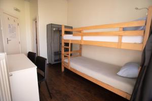 Uma cama ou camas num quarto em All in Hostel