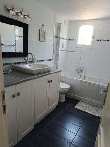 Koupelna v ubytování Seahorse Bay Beach Villa Halikounas + 22 fotografií