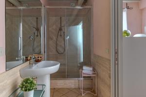 a bathroom with a sink and a shower at Le Versegge Resort in Braccagni