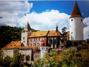 克里沃克拉的住宿－Chatrč pod Babou，一座大城堡,山上有两个塔楼