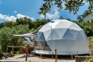 a tent is set up in a yard at luxury dome tents ikaria ap'esso2 in Raches