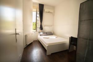 Uma cama ou camas num quarto em All in Hostel