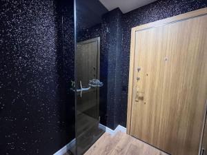 a room with a glass door and a wall with stars at Квартира Versace 3+1 в Анталии in Hurmaköy