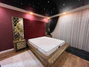 1 dormitorio con 1 cama en una habitación con estrellas en Квартира Versace 3+1 в Анталии en Hurmaköy