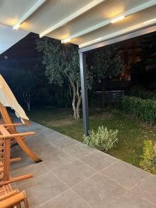 un patio con una mesa y una silla bajo un pabellón en Квартира Versace 3+1 в Анталии en Hurmaköy