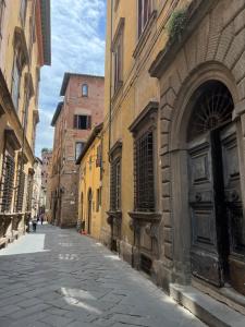 eine Gasse in einer alten Stadt mit einem Gebäude in der Unterkunft La casa di Cristina in Lucca