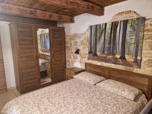 a bedroom with a bed and a mirror at Apartments P&B in Vabriga