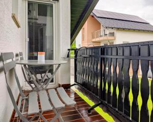 un balcón con mesa y sillas en el porche en Apartma Hilltop Haven en Šmarje pri Jelšah
