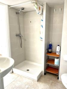 uma casa de banho com um chuveiro e um lavatório. em Apartamento Platja d 'aro, 5 camas 2 dormitorios em Platja d'Aro