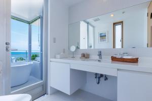 Bathroom sa 海まで徒歩1分 沖縄でも珍しい絶景ホテル 贅沢プライベートビーチ付き ビーチルーム