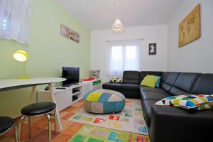 uma sala de estar com um sofá e uma mesa em Villa Cotabela em Omiš