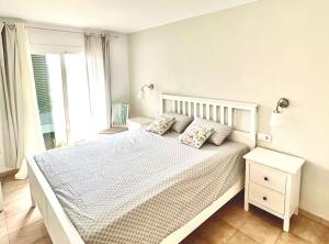 Un pat sau paturi într-o cameră la Cala en Blanes Apartamento Ciudadela +10 fotografii