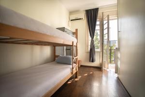 Uma cama ou camas num quarto em All in Hostel
