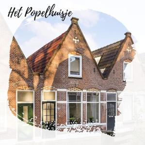 een stenen huis met ramen en de woorden links dak bij Het Popelhuisje in Alkmaar