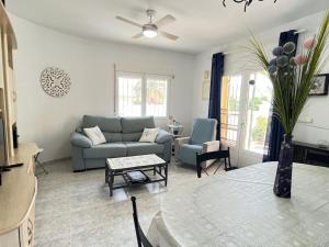 uma sala de estar com um sofá e uma mesa em Villa Bassetes By El Conserje em Denia