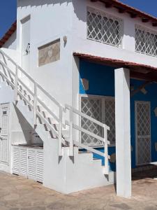 un edificio bianco con scale sul lato di Wave Maze a Vila do Maio