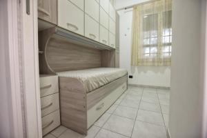 オストゥーニにあるVilla Benedettaの小さな部屋で、クローゼット内にベッド1台が備わります。