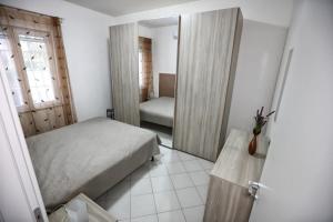 オストゥーニにあるVilla Benedettaの小さなベッドルーム(ベッド1台、鏡付)