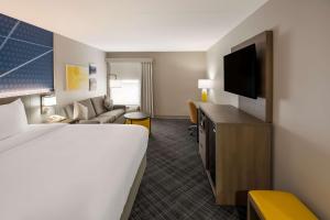 une chambre d'hôtel avec un lit et une télévision dans l'établissement Comfort Inn & Suites Fishers - Indianapolis, à Fishers