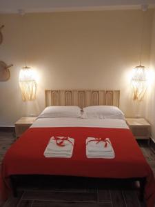 a bedroom with a bed with two towels on it at RAYO DE SOL in Marina di Casalvelino