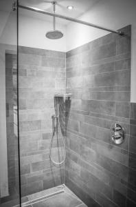 een badkamer met een douche en een douchegordijn bij Bed en Box 3610 in Oirschot