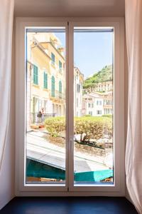 une fenêtre avec vue sur la ville dans l'établissement San Giorgio Uno 60mq 1b/1b, à Portofino