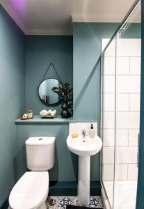 Cobden House - 5 Bed, 5 En-suite في Farnley: حمام مع مرحاض ومغسلة ومرآة
