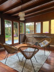 ein Esszimmer mit einem Tisch und 3 Stühlen in der Unterkunft VERDESOLE HOUSE in Aci SantʼAntonio
