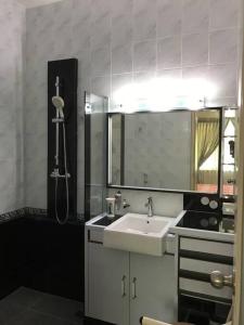 La salle de bains est pourvue d'un lavabo et d'un miroir. dans l'établissement Mitra@Guesthouse b29, à Batam Center