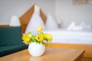 Postel nebo postele na pokoji v ubytování Fewo Schneckenhalde App 18 + 2 fotografie