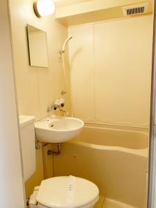 ein Badezimmer mit einem WC, einem Waschbecken und einer Badewanne in der Unterkunft Shinjuku Area/Nishi-Shinjuku Gochome subway 6 minutes walk/西新宿五丁目车站步行6分钟 211 in Tokio