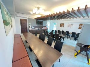 鵝鑾的住宿－享念海灣海景民宿，一间会议室,配有长桌子和椅子