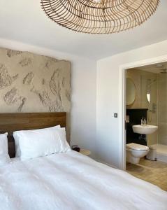 Ένα μπάνιο στο Luxury City Penthouse with views